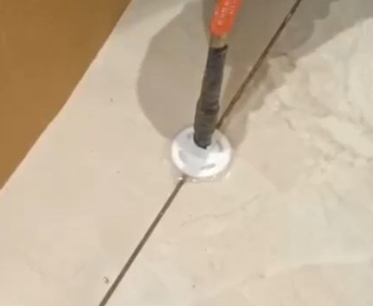 闽清瓷砖空鼓维修公司专业解答瓷砖在铺贴过程中，如果没有涂抹均匀到位的粘结材料（如水泥砂浆或瓷砖胶），可能会导致以下问题